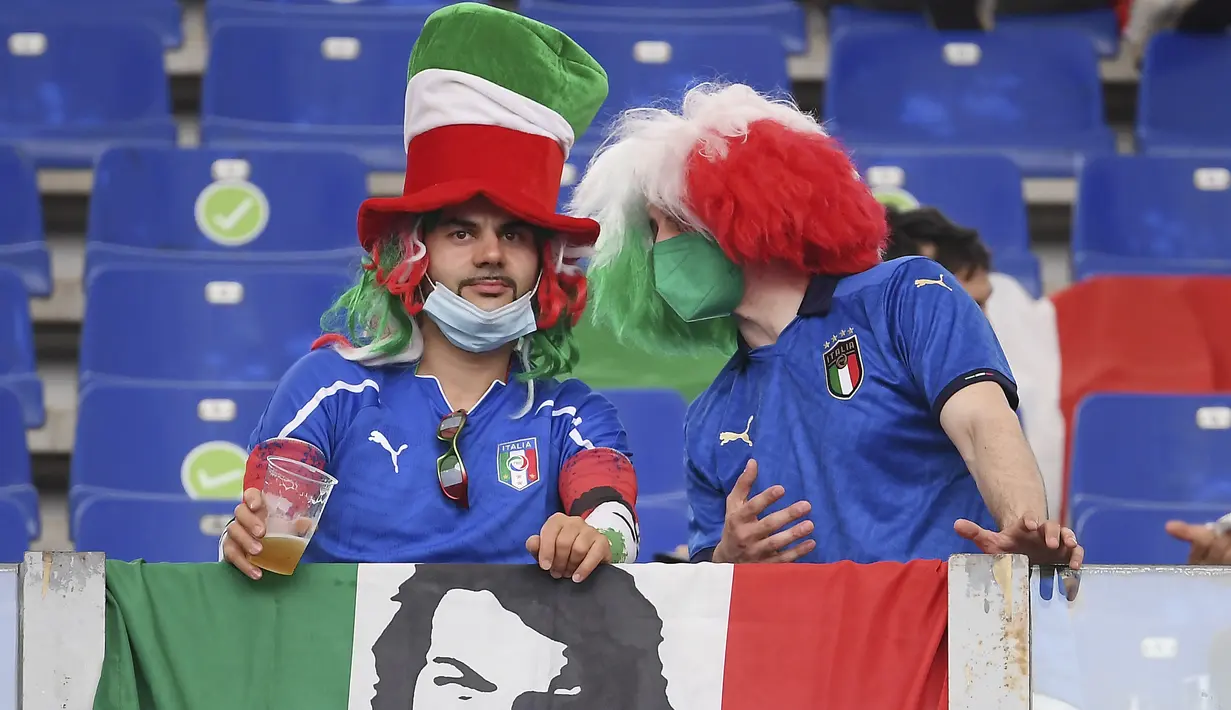 Suporter timnas Italia menunggu dimulainya laga Grup A Euro 2020 antara Italia dan Swiss di stadion Olimpiade di Roma, Rabu (16/6/2021). Dalam laga tersebut, Timnas Italia menghajar Swiss dengan skor 3-0. (Andreas Solaro/Pool Photo via AP)
