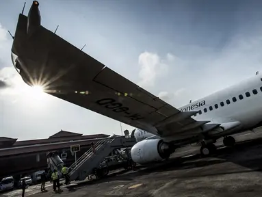 Pesawat Garuda Indonesia disiapkan di Bandara I Gusti Ngurah Rai, Denpasar, Bali, Jumat (24/10/2014), untuk penerbangan perdananya dengan tujuan Dili, Timor Leste. (Antara Foto/Rosa Panggabean)