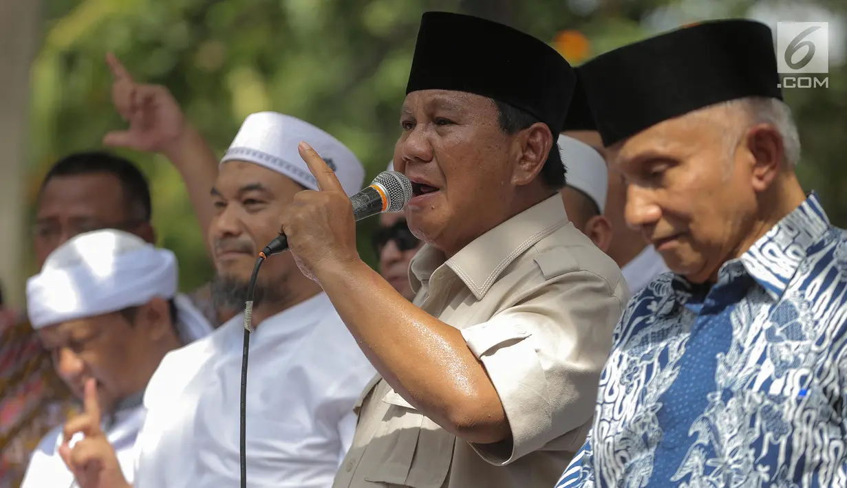 Capres 02 Prabowo Subianto memberi sambutan saat menghadiri syukuran kemenangan di kediaman Prabowo, di Kertanegara, Jakarta, Jumat (19/4). Dalam sambutannya, Prabowo menyinggung hasil hitung cepat lembaga survei yang menurutnya banyak kebohongan. (Liputan6.com/Faizal Fanani)