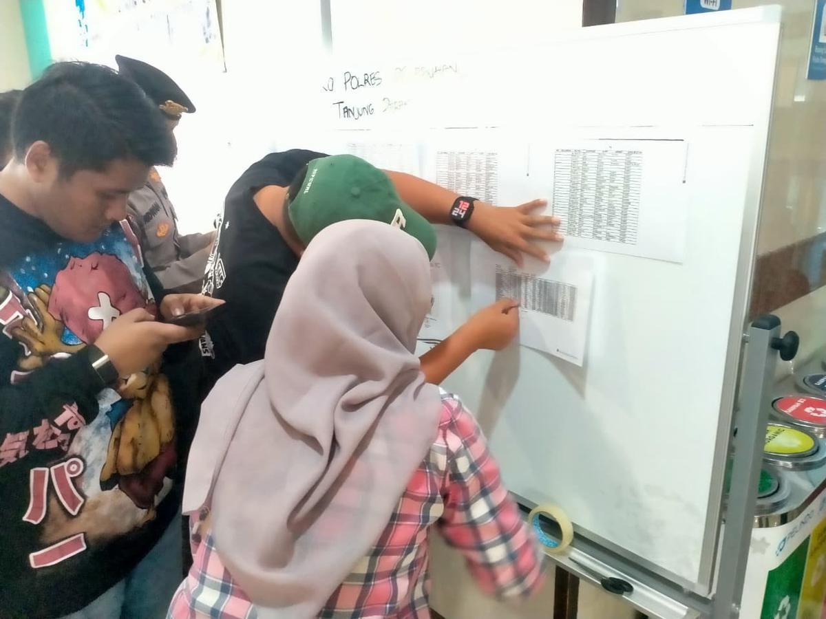 Pelindo membuka posko informasi dan pendataan bagi keluarga penumpang KM Virgo Transport 8. (merdeka.com/erwin yohanes).