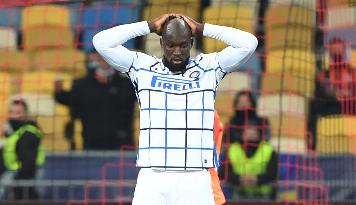Penyerang Inter Milan, Romelu Lukaku, tampak kecewa usai bermain imbang menghadapi Shakhtar Donetsk pada laga lanjutan Liga Champions 2020/2021 di NSC Olimpiyskiy, Rabu (28/10/2020) dini hari WIB. Inter Milan bermain imbang 0-0 lawan Shakhtar Donetsk. (AFP/Sergei Supinsky)
