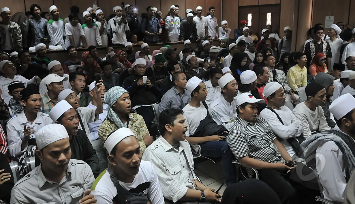 Majelis Hakim Pengadilan Negeri  (PN) Jakarta Pusat menggelar sidang vonis terhadap terdakwa Habib Novel Bamukmin dan Habib Shahabuddin Anggawi, Jakarta, Senin (6/4/2015). Tampak massa FPI memadati ruang sidang. (Liputan6.com/Johan Tallo)