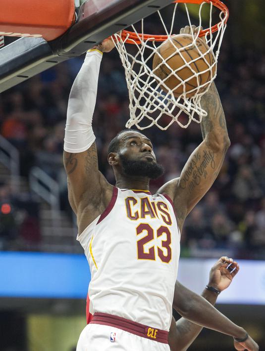 Pebasket Cleveland Cavaliers, LeBron James, memasukkan bola saat pertandingan melawan New Orleans Pelicans pada laga NBA di Quicken Loans Arena, Sabtu (31/3/2018). Cavaliers menang 107-102 atas Pelicans. (AP/Phil Long)