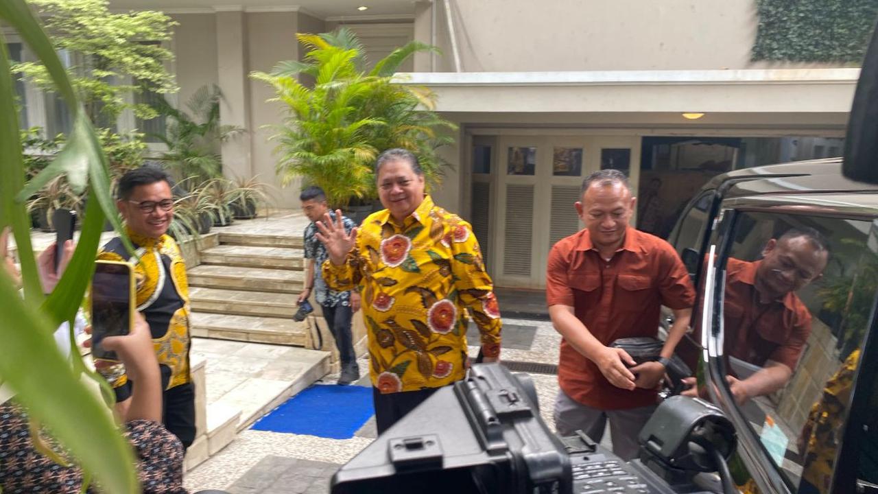 "Hari ini ada pertemuan dengan Mbak Puan kalau mbak Puan kan pasti bicara politik," kata Airlangga, di kediamannya, Kamis (27/7).