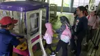 Pengunjung antre untuk menikmati fasilitas wahana kereta gantung di Taman Mini Indonesia Indah (TMII), Jakarta, Senin (12/5/2025). (Liputan6.com/Herman Zakharia)