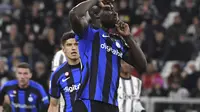 Pemain Inter Milan Romelu Lukaku memberi isyarat setelah mencetak gol dalam pertandingan leg pertama semifinal Coppa Italia melawan Juventus di Alliaz Stadium, Torino, Rabu (5/4/2023) dini hari WIB. (Fabio Ferrari/LaPresse via AP)