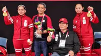 Leani/Khalimatus menerima medali emas Paralimpiade Tokyo 2020 (Dok NPC Indonesia)