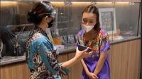 Pakai Daster dan Sandal Jepit, Wanita Beli Emas Rp30 Juta dengan Uang Tunai. foto: TikTok @gendhismo