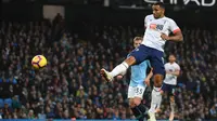 Striker Bournemouth Callum Wilson merobek gawang Manchester City pada laga Liga Inggris di Etihad Stadium, Sabtu (1/12/2018). (AFP/Oli Scarff)
