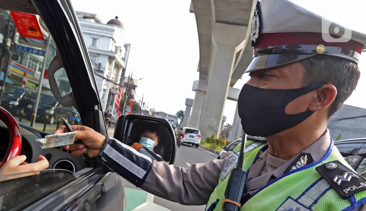 Polisi memeriksa surat kendaraan di kawasan Fatmawati, Jakarta, Senin (10/8/2020). Ditlantas Polda Metro Jaya kembali menerapkan sanksi tilang terhadap kendaraan roda empat yang melanggar peraturan ganjil genap di masa Pembatasan Sosial Berskala Besar (PSBB) transisi. (Liputan6.com/Herman Zakharia)