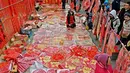 Warga berburu dekorasi untuk menyambut Tahun Baru Imlek di sebuah pasar di Yantai, Provinsi Shandong, China, Minggu (3/2). (Chinatopix via AP)