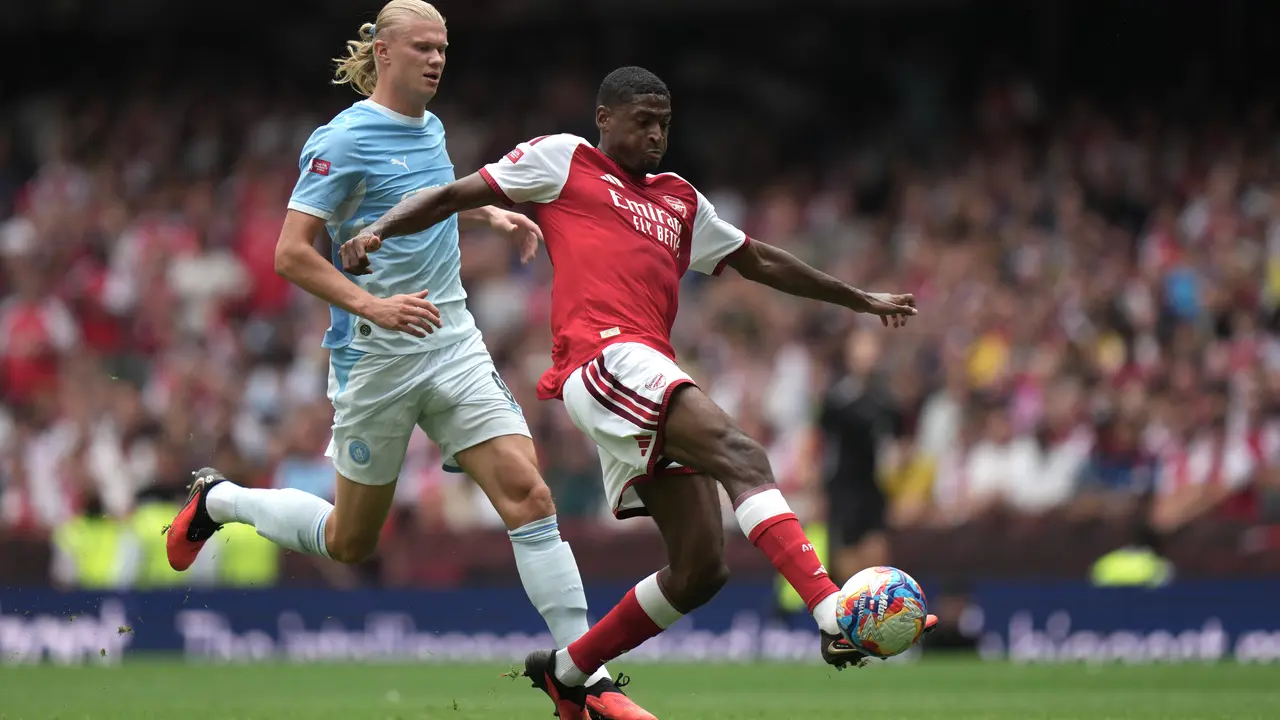 Pemain Manchester City Erling Haaland (kiri) dan pemain Arsenal Cristhian Mosquera