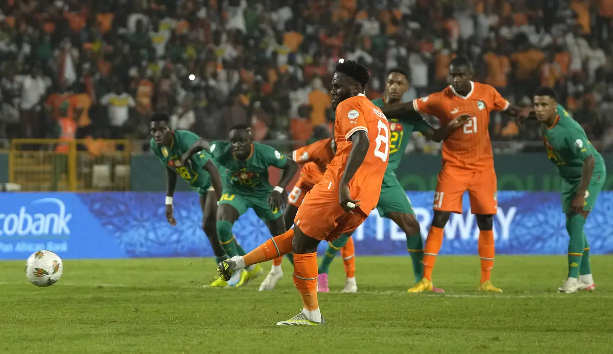 Senegal kalah dramatis oleh Pantai Gading melalui babak adu penalti setelah skor 1-1 tak berubah hingga babak 2x15 menit. Kegagalan tendangan Moussa Niakhate menjadi nasib pahit yang harus dialami oleh mereka. (AP Photo/Themba Hadebe)
