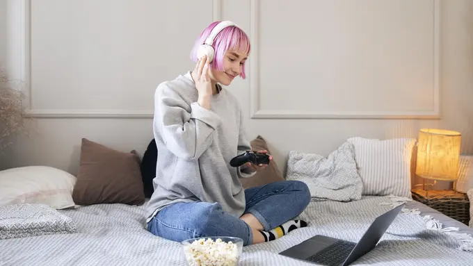 wanita mendengar musik