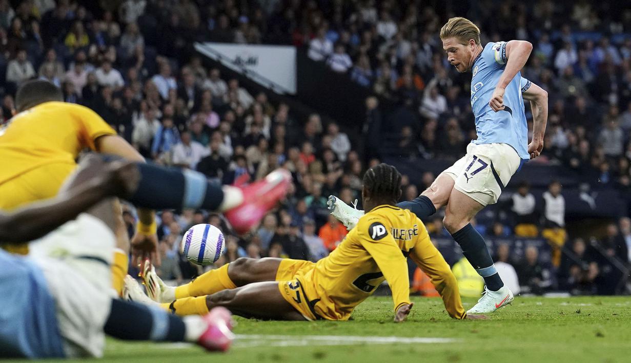 Pemain Manchester City, Kevin De Bruyne (kanan) mencetak gol ke gawang Wolverhampton dalam laga lanjutan Liga Inggris 2024/2025 di Etihad Stadium, Manchester, Inggris, Jumat (02/05/2025) waktu setempat. (AP Photo/PA/Martin Rickett)