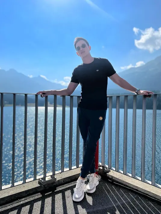 [Instagram/mike_lewis]