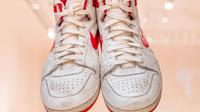 Sepatu Michael Jordan yang dilelang. (Akun Twitter resmi balai lelang Sotheby's/ @Sothebys