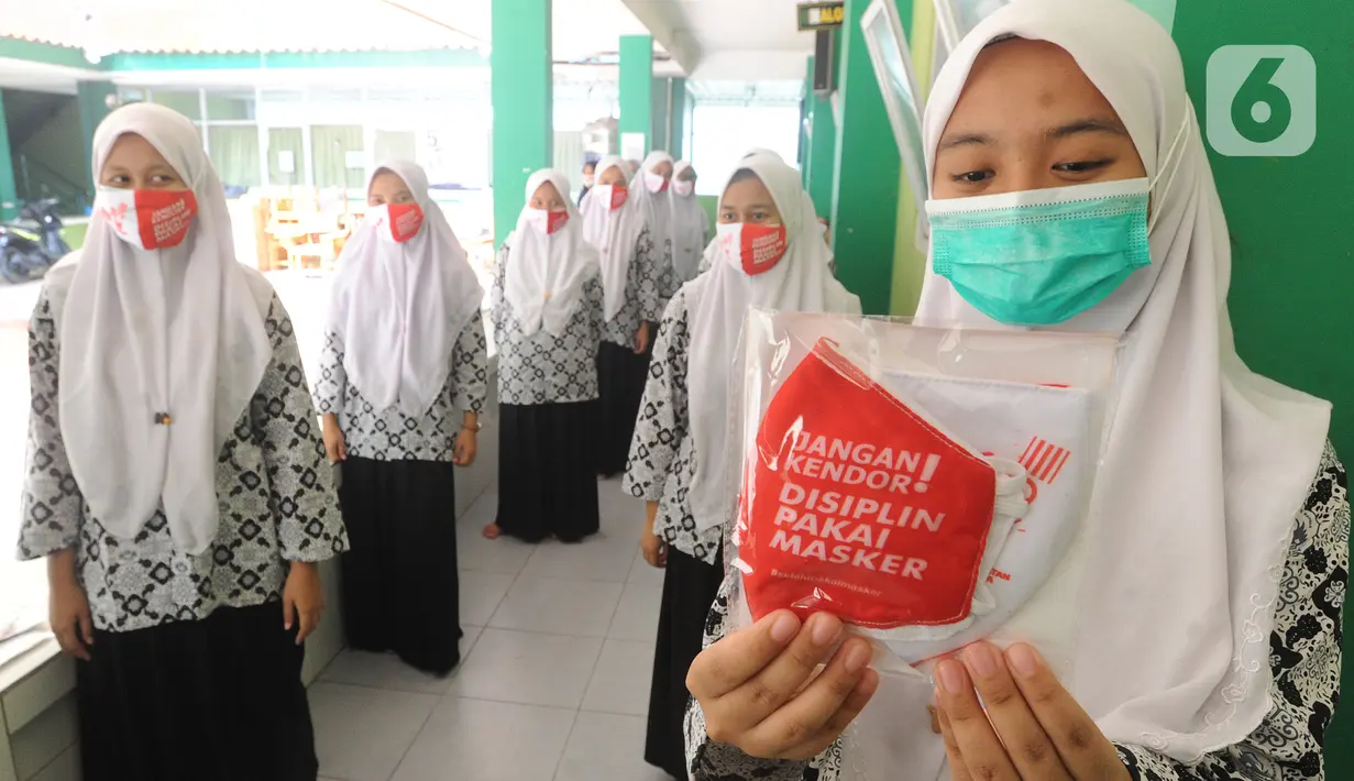 Para santri saat sosialisasi 3M (memakai masker, mencuci tangan dengan sabun, dan menjaga jarak) di Ponpes Daarul Rahman, Jakarta, Rabu (18/11/2020). Kegiatan ini untuk meningkatkan kesadaran generasi muda tentang pentingnya 3M dalam memutus mata rantai penyebaran covid-19. (merdeka.com/Arie Basuki)