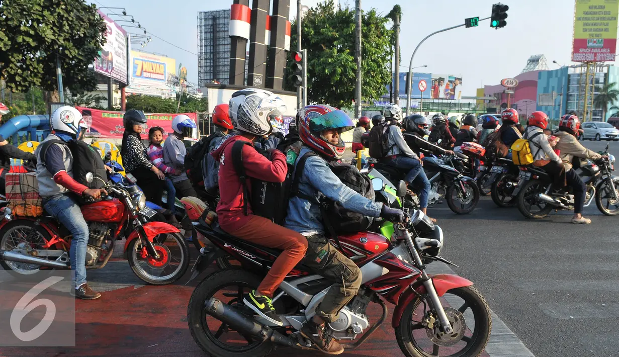 Suasana arus balik H+4 Lebaran di jalur Bekasi Timur, Jawa Barat, Selasa (22/7/2015). Kepadatan arus balik sepeda motor diperkirakan terjadi pada H+4 malam hingga H+5. (Liputan6.com/Herman Zakharia)