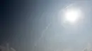 Roket yang membawa 104 satelit meluncur dari pusat antariksa Sriharikota di India timur, Rabu (15/2). India kini muncul sebagai pemain utama dalam pasar bernilai multimiliar dolar tersebut. (AFP PHOTO/ ARUN SANKAR)