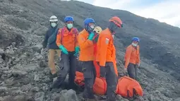 Tim penyelamat yang melakukan pencarian di lereng gunung Marapi yang berbahaya di Indonesia menemukan lebih banyak jenazah di antara para pendaki yang terjebak oleh letusan tiba-tiba dua hari yang lalu. (Handout / BASARNAS / AFP)