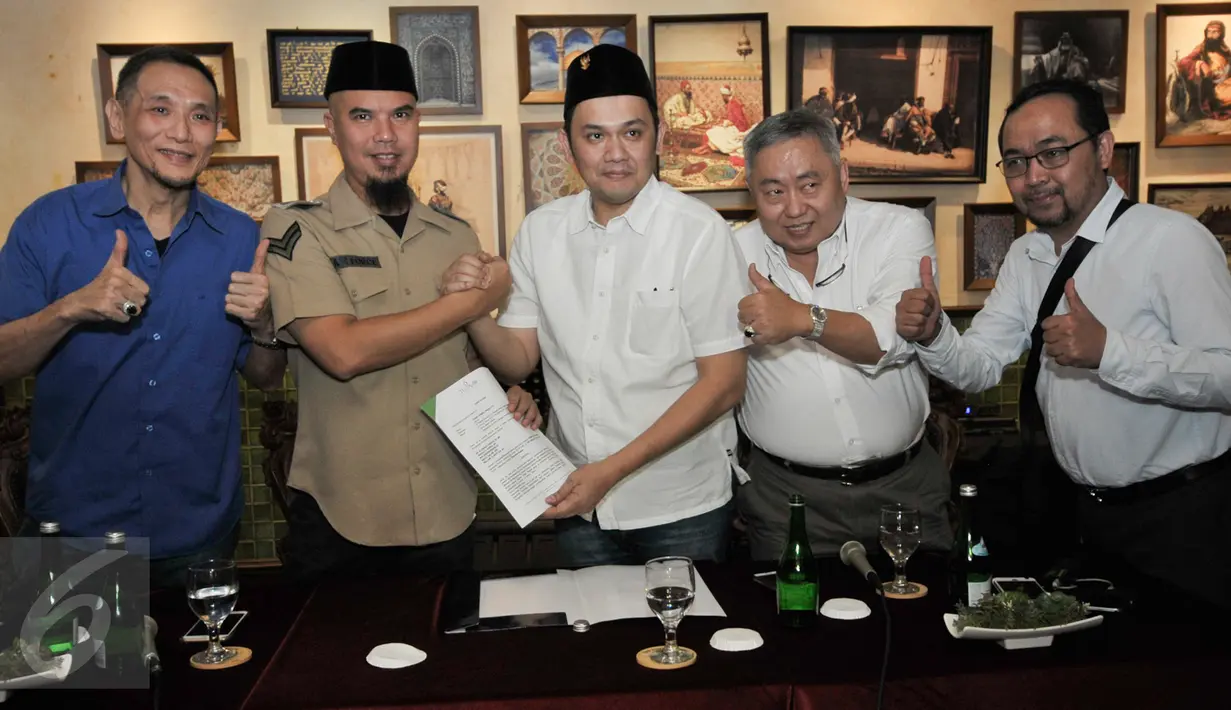 Pengacara Farhat Abbas dan musisi Ahmad Dhani bersalaman usai penandatangan surat perjanjian di Jakarta, Selasa (20/12). Surat itu berisi penunjukkan Farhat Abbas sebagai kuasa hukum Ahmad Dhani dalam kasus dugaan makar. (Liputan6.com/Yoppy Renato)