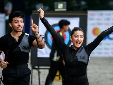 Selebritas Indonesia, Saaih Halilintar dan Aqeela Calista merayakan kemenangan setelah menjuarai cabor panahan Turnamen Olahraga Selebriti Indonesia (TOSI) Season 3 yang berlangsung di Arthayasa Stable, Depok, Jawa Barat, Jumat (01/11/2024). (Bola.com/Bagaskara Lazuardi)