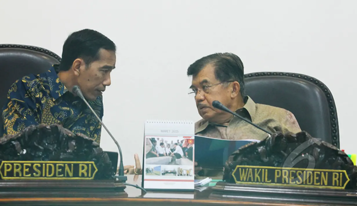 Presiden Joko Widodo berbincang dengan Wapres Jusuf Kalla sebelum rapat terbatas di Kantor Presiden, Jakarta, Kamis (5/3). Presiden menginstruksikan proyek jalan tol Trans Sumatera dimulai pembangunannya pada April 2015. (Liputan6.com/Faizal Fanani)