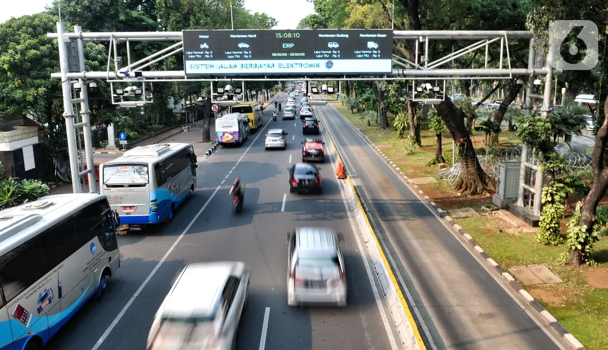 Kendaraan melintasi gerbang Electronic Road Pricing (ERP) di Jalan Medan Merdeka Barat, Jakarta, Rabu (20/11/2019). DKI Jakarta akan mengimplementasikan konsep ERP mulai tahun 2020. (merdeka.com/Iqbal Nugroho)