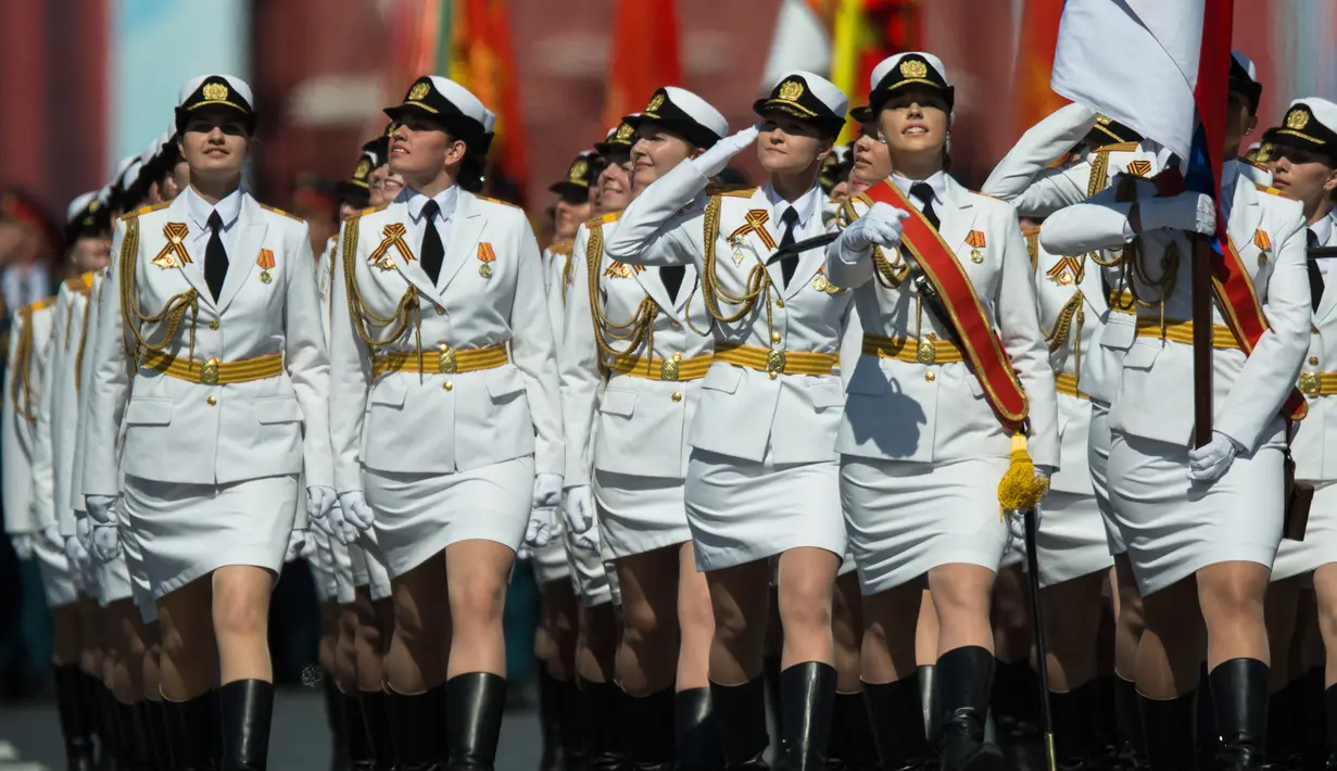 Para tentara wanita muda Rusia saat parade militer Hari Kemenangan ke -71 dalam Perang Dunia II di Lapangan Merah di Moskow, Rusia, Rabu 9 Mei 2016. Negeri Beruang Putih ini justru menyebarkan tentara perempuan yang cantik. (AP Photo / Pavel Golovkin)
