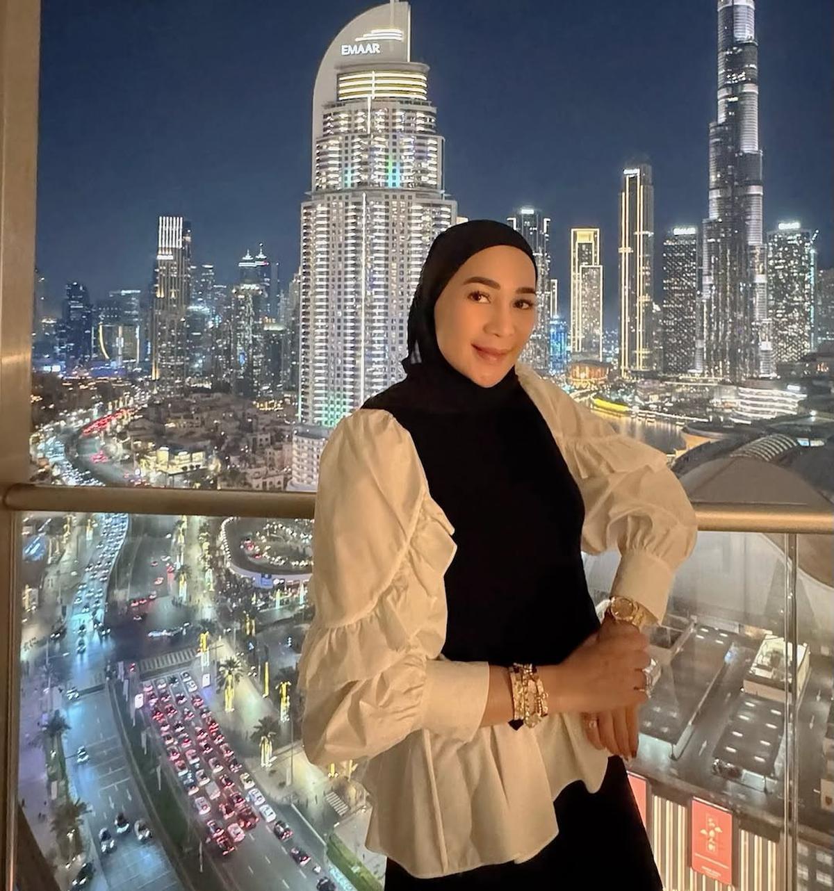 6 Potret Erin Taulany Nikmati Liburan di Dubai, Naik Jet Car - Makan di Ketinggian