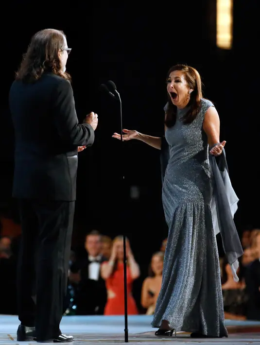 Ekspresi Jan Svendsen saat sutradara  Glenn Weiss melamarnya usai menerima penghargaan di panggung Emmy Awards 2018, Selasa (18/9). Weiss mendapat penghargaan untuk Outstanding Directing for a Variety Special Emmy. (Danny Moloshok/Invision /AP Images)