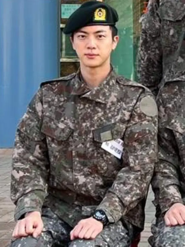 6 Pesona Jin BTS saat Pakai Seragam Militer, Gagah Banget