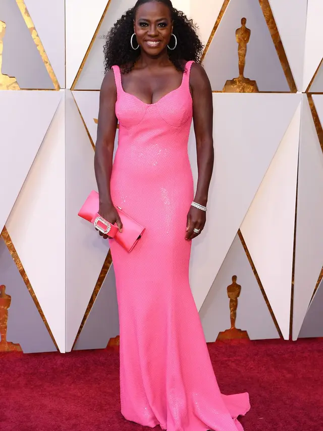 [Bintang] Oscar 2018 Red Carpet Moment: Stunning Dress dengan Warna yang Cerah