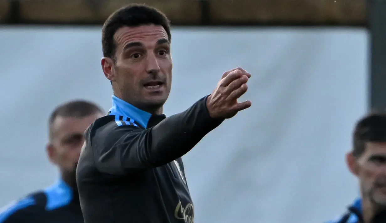 Saat ini, tim racikan pelatih Lionel Scaloni memimpin klasemen Kualifikasi Piala Dunia 2026 Zona CONMEBOL dengan 22 poin dari 10 pertandingan. (LUIS ROBAYO/AFP)
