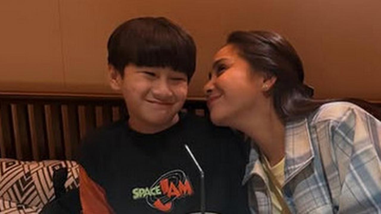 Potret Rafathar Malu-malu Dicium Nagita Slavina, Ekspresi Si Aa Justru Bikin Gemas - Disebut Sayang tapi Gengsi