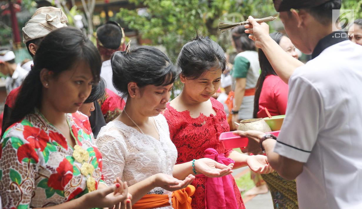 FOTO: Hari Raya Nyepi, Umat Hindu Sembahyang di Pura ...