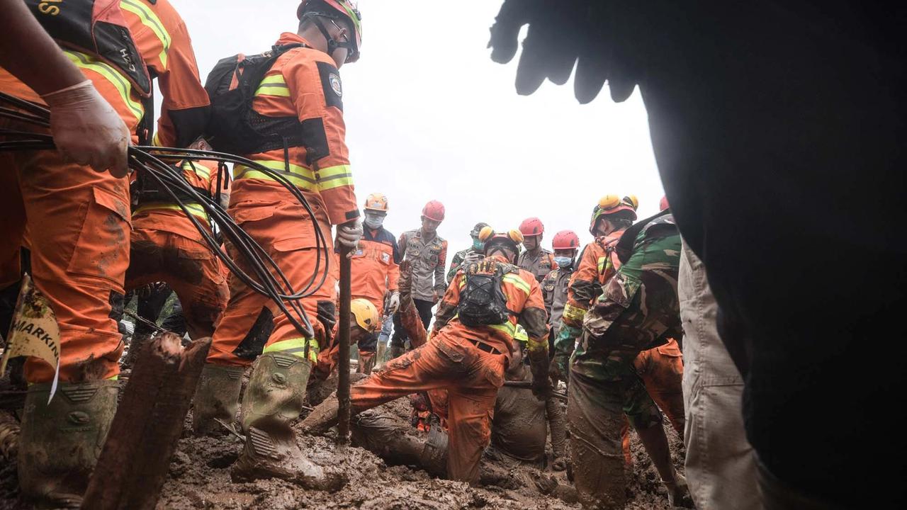 FOTO: Tim SAR Terus Mencari Korban Longsor Pasirlangu