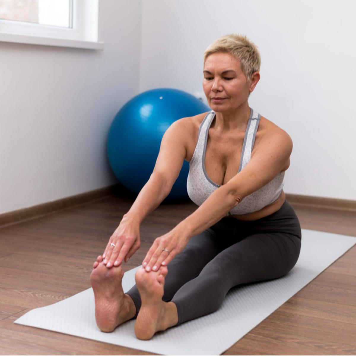 7 Gerakan Yoga yang Bisa Dilakukan Pagi Hari untuk Meredakan Stres dan Kecemasan