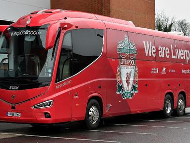 Bus Irizar i8 milik Liverpool FC terlihat sebagai "Red Devil" di jalanan. (Source: liverpoolfc.com)