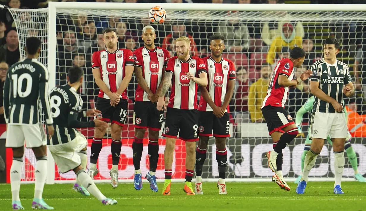 Sejumlah pemain Sheffield United berusaha menghalau tendangan bebas yang dilakukan pemain MU, Bruno Fernandes (kiri), dalam laga pekan ke-9 Premier League 2023/2024 yang berlangsung di Bramall Lane, Inggris, Minggu (22/10/2023). (AP Photo/Jon Super)