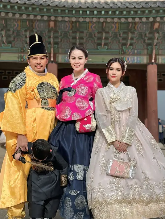 Kebersamaan pasangan ini semakin lengkap dengan kehadiran dua anak mereka yang juga mengenakan hanbok. Putri Jennifer, Chantal, menjadi sorotan karena tampil cantik seperti putri mahkota. Seluruh keluarga tampak anggun, menciptakan momen indah bak keluarga kerajaan. (Liputan6.com/IG/@jeje_haris89)