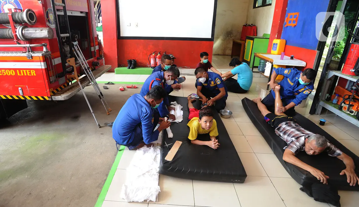 Para petugas Damkar mengobati warga yang mengalami patah tulang di Pos Damkar Ciganjur, Jagakarsa, Jakarta Selatan, Rabu (2/12/2020). Setiap Minggunya beragam pasien yang rata-rata mengalami patah tulang dari kawasan Jakarta, Tangerang, dan Depok datang berobat. (merdeka.com/Arie Basuki)