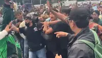Pria Berhelm Diamuk Pendemo, Diduga Provokator Bawa Sajam
