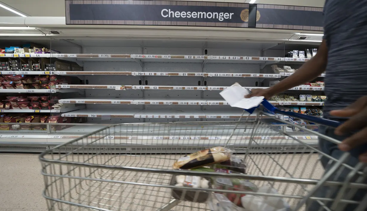 Pemandangan rak kosong di supermarket Tesco di Manchester, Inggris, Minggu (12/9/2021). Pengecer, produsen dan pemasok makanan juga melaporkan gangguan karena kekurangan pengemudi truk terkait pandemi dan dampak Brexit telah mempersulit banyak orang Eropa untuk bekerja di Inggris. (AP /Jon Super)