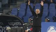 Pelatih Lazio, Maurizio Sarri memberi instruksi kepada pemainnya saat menghadapi Juventus pada laga pekan ke-29 Liga Italia 2022/2023 di Olimpico Stadium, Roma, Minggu (9/4/2023) dini hari WIB. (AP Photo/Alessandra Tarantino)