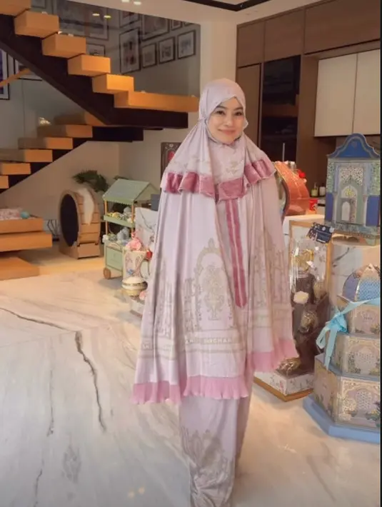 Berbalut mukena pink, Titi Kamal pancarkan aura adem dan cantik dengan wajah tanpa makeup [@titi_kamall]