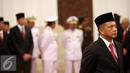 Irjen Tito Karnavian (kiri) saat mengikuti pelantikan di Istana Negara, Jakarta, Rabu (16/3). Tito Karnavian dilantik menjadi Kepala BNPT dari jabatan sebelumnya Kapolda Metro Jaya. (Liputan6.com/Faizal Fanani)