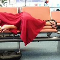 Tidur di bandara. (Sumber Foto: OakleyOriginals)