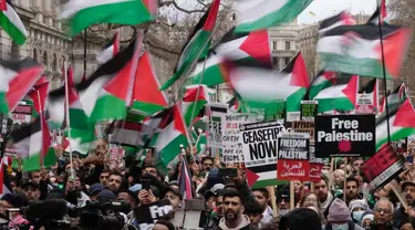 Para pengunjuk rasa pro-Palestina memegang spanduk, bendera, dan plakat saat berunjuk rasa di London, Sabtu, 3 Februari 2024. (AP Photo/Kin Cheung)